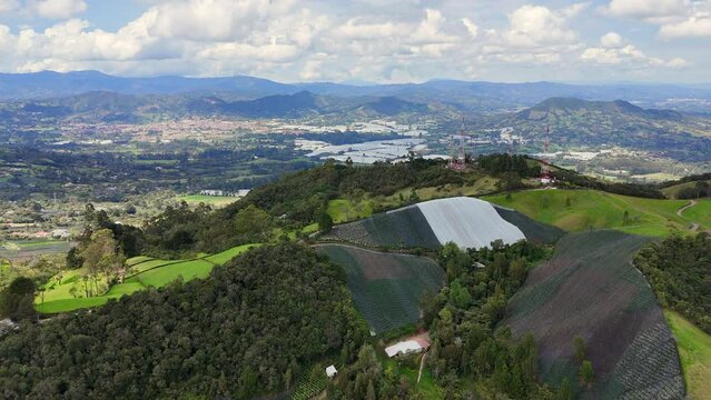 Video a&eacute;reo en el que se observa el municipio de la Ceja, ubicado en el oriente de Antioquia, Colombia. Con un fondo espectacular donde contrasta el verde del horizonte con el azul del cielo..
