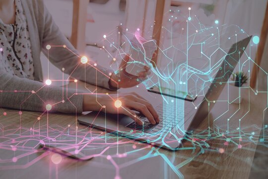 Mujer emprendedora trabajando en su casa con la laptop mientras toma café y analizas distintas tecnologías