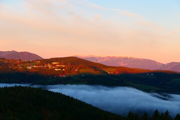 Fototapeta premium Nebel im Tal, Hochegg in der Sonne