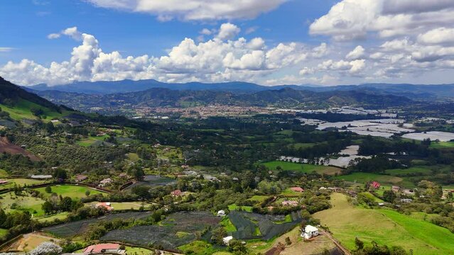 Video aéreo en el que se observa el municipio de la Ceja, ubicado en el oriente de Antioquia, Colombia. Con un fondo espectacular donde contrasta el verde del horizonte con el azul del cielo..