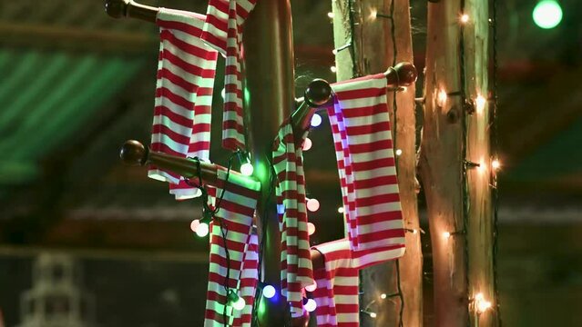 Cena de objetos decorativos para natal simulando neve com papai noel, festas de fim de ano, datas comemorativas