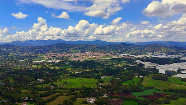Video a&eacute;reo en el que se observa el municipio de la Ceja, ubicado en el oriente de Antioquia, Colombia. Con un fondo espectacular donde contrasta el verde del horizonte con el azul del cielo..