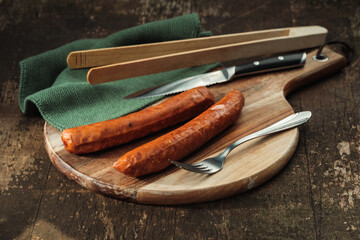 gegrillte Käsekrainer auf Holzbrett