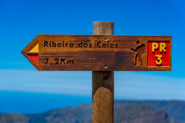 direction indicator arrow for the pedestrian trail PR3, ribeira das cales, 7.2 km, Madeira island