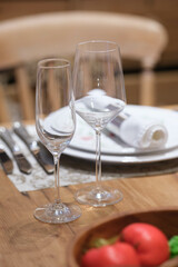 レストランでコース料理をいただく。テーブル上の食器のセッティング