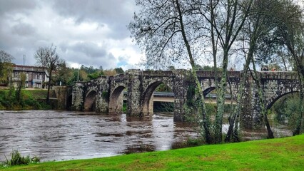 Fototapeta premium Puente medieval en Pontevea sobre el río Ulla en A Estrada, Galicia