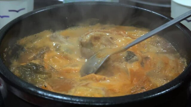 한국 뜨거운 탕과 찌개 보글보글 끓는 모습, 뚝배기 소내장탕