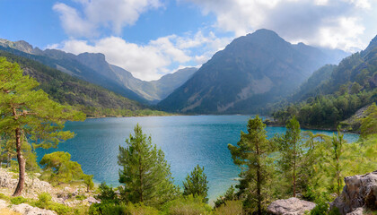 Fototapeta na wymiar lake in the mountains, view of a beautiful mountain landscape