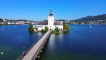 Obraz premium The Ort lake castle on Lake Traunsee in Gmunden