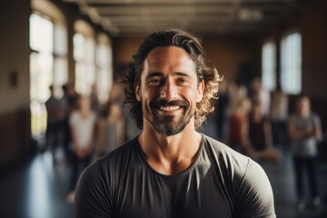 Obraz premium Yoga Guidance Illumination: Illuminating the path to wellness, a male yoga guide leads students with a radiant smile