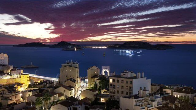 Les iles du Frioul et le ch&acirc;teau d'if au soleil couchant, Marseille, timelapse