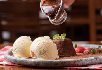 sobremesa petti gateau chocolate sorvete de creme calda chocolate bolo 