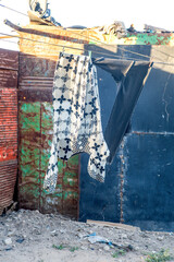 Du linge sèche dans une rue de Dakar au Sénégal en Afrique