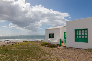 Obraz na płótnie Canvas Haus am Strand von Playa Honda, Lanzarote