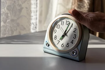 Foto op Plexiglas 窓際に置かれた目覚まし時計 © 木村　亨
