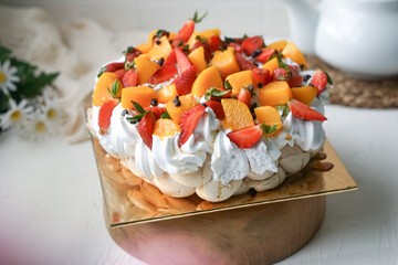 Pavlova cake with fresh strawberry and peaches with chocolate chips