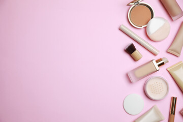 Obraz na płótnie Canvas Face powders and other decorative cosmetic products on pink background, flat lay. Space for text