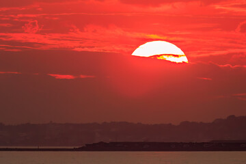 東京湾から眺める美しい夕陽。

東海汽船東京湾〜伊豆諸島航路のさるびあ丸船上にて。
2023年11月1日〜5日撮影。
水中写真。

Beautiful sunset from Tokyo Bay.

On board the ship Sarubia Maru on Tokai Kisen's Tokyo Bay to Izu Islands route.
Photo Taken November