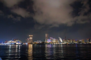 Naklejka premium 東京湾から眺める美しい横浜みなとみらいの夜景。東海汽船東京湾〜伊豆諸島航路のさるびあ丸船上にて。 2023年11月1日〜5日撮影。 水中写真。Beautiful night view of Yokohama Minato Mirai from Tokyo Bay.On board the ship Sarubia Maru on Tokai Kisen's Tokyo Bay to I