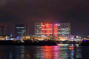 Obraz premium レインボーブリッジ。 東京の夜景。東海汽船東京湾〜伊豆諸島航路のさるびあ丸船上にて。 2023年11月1日〜5日撮影。Rainbow bridge. Night view of Tokyo.On board the ship Sarubia Maru on Tokai Kisen's Tokyo Bay to Izu Islands route. Photo Taken Novembe