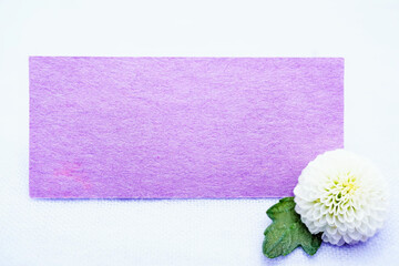 布の薄い青背景に白のキクを一輪飾った紫色のシンプルなメッセージスペースのモックアップ