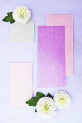 薄い紫背景に白のピンポン菊と和紙で出来た法事イメージのタイトルフレームのモックアップ
