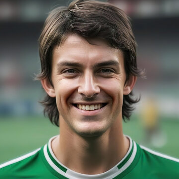 Retrato de cerca de un jugador de f&uacute;tbol sonriendo en un campo de f&uacute;tbol 