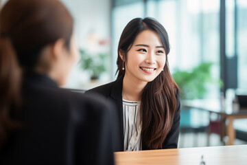 Obraz premium 同僚と会話をしている日本人女性