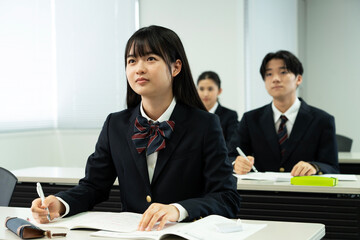 教室で勉強している制服の高校生