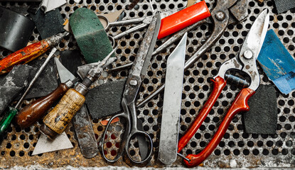 Viele alte benutzte Werkzeuge in einer Werkstadt eines Handwerkers. 