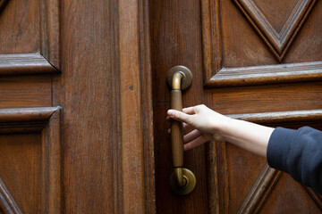 Obraz premium Close-up view of an old massive wooden door