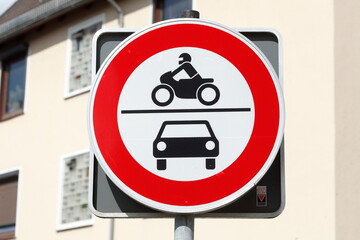 Verkehrsschild, Durchfahrt für PKW und Motorräder verboten, Deutschland