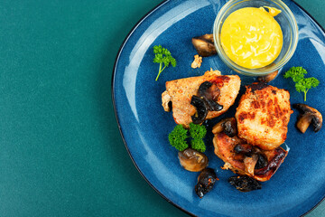 Meat medallions with mushrooms.