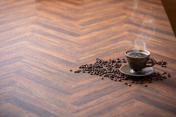 ホットコーヒーを注ぐ、湯気の出る温かいコーヒー