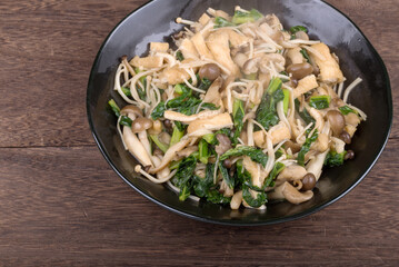 キノコと油揚げと高菜の炒め物