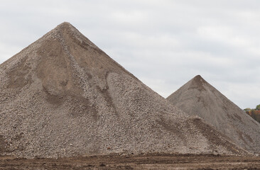 Abraumhalde auf einer Baustelle (Recyclingmaterial)