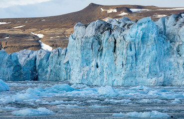 Umrundung Spitzbergen mit dem Segelschiff - der Gletscher kalbt