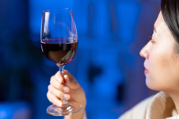 ワインを飲む女性