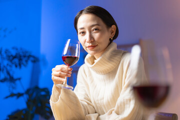 ワインを飲む女性