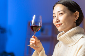ワインを飲む女性