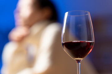 ワインを飲む女性