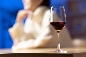 ワインを飲む女性