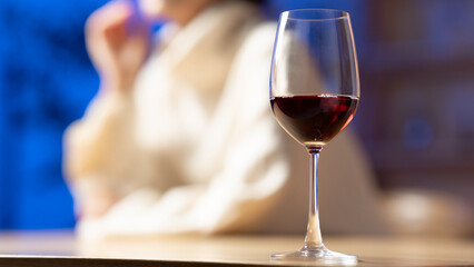 赤ワインと女性