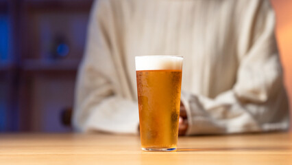 ビールを飲む女性