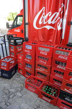 Reciclaje de vidrio. Recogida de botellas vacías de Coca Cola y otras bebidas para su reutilización y rellenado en fábrica. 