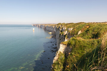 Atemberaubende Küstenlandschaft mit Blick auf die Felsen der Alabasterküste in der Normandie. 