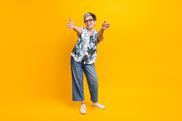 Full body photo of nice pensioner lady stretch hands want hug wear trendy tropical print outfit isolated on yellow color background