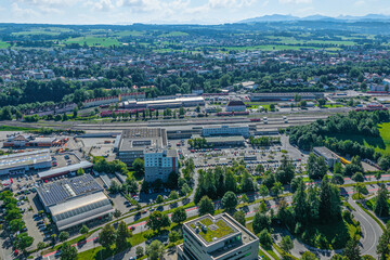 Blick über den Hauptbahnhof der Stadt Kempten ins Oberallgäu
