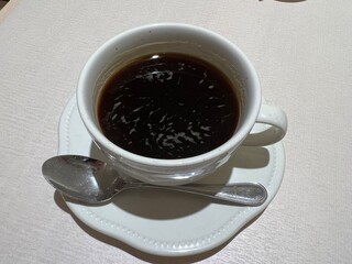 白いテーブルに置かれたコーヒーカップ