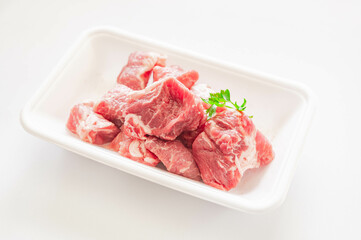食品トレーに入った豚角切り肉